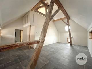 UNIEK APPARTEMENT MET 2 SLPKS EN TERRAS Nabij de rustige dorpskern van Wellen treffen wij in de Veerstraat 60 deze prachtige vakwerkwoning uit...