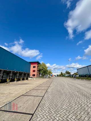 Uitstekend gelegen opslagruimte van 2.592 m² te huur in de industriezone 'Genk Zuid' langsheen het Albertkanaal en vlot bereikbaar via de E313...