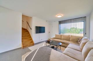 <strong>Zeer energiezuinige, instapklare gezinswoning met centrale ligging - verkoop onder registratierecht</strong><br /><span>Deze instapklare BEN nieuwbouwwoning (houtskeletbouw) is </span><span>gelegen op de Kerkmansstraat 55 te Houthalen op een zuidelijk georiënteerd perceel van 03a24ca. Gelegen in een kindvriendelijke omgeving in een autoluwe, doodlopende straat, maar toch vlakbij belangrijke invalswegen. Deze halfopen bebouwing is kwalitatief afgewerkt en is voorzien van alle nodige comfort. Denk maar aan zonnepanelen met een thuisbatterij, verwarming via een warmtepomp (lucht/lucht) dat zowel zorgt voor koeling als verwarming, ventilatiesysteem type D</span><span>. Verkoop onder registratierecht!<br /></span><span><br />Deze praktisch ingedeelde woning heeft een bewoonbare oppervlakte van +/-145m² en is ingedeeld als volgt:<br /><br />Gelijkvloers: inkomhal met vestiaire en toegang tot het apart toilet. Lichtrijke leefruimte waarin zit-en eethoek met geïntegreerde keuken voorzien van alle comfort. De zwarte, greeploze maatkeuken is afgewerkt met Miele-toestellen en een eiland. Door de grote raampartijen is er een mooi zicht op het groen. Aparte berging. De zuidelijk georiënteerde tuin is omheind, aangelegd met een terras en een handige tuinberging. Zowel de ruime oprit als de carport bieden ruimte voor het parkeren van meerdere wagens. <br /><br />Verdieping 1: nachthal met apart toilet, aparte berging/wasplaats. Moderne badkamer met meubel met dubbele lavabo, ligbad en ruime inloopdouche. Er zijn 4 slaapkamers met oppervlaktes die variëren tussen de 7,5 en 14m².<br /><br />Alle troeven opgesomd:<br />- Indrukwekkend E-peil van -14 (label A+) waardoor een minimaal energieverbruik<br />- Conforme elektriciteitskeuring<br />- 14 Zonnepanelen (4392 kWh) + thuisbatterij<br />- Regenwaterput aangesloten op de toiletten en de buitenkraan<br /><br />Op zoek naar een perfect instapklare woning op een rustige, maar centrale locatie? Neem dan vandaag nog contact op voor een bezoek.<br /><br />Wij ontzorgen je ook voor de <strong>verkoop </strong>van je <strong>huidige woning</strong>! Voor meer uitleg helpen we je graag verder.</span>