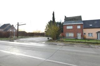 Te renoveren woning op een ruim perceel grond van 14are 36ca. Het perceel kan verkaveld worden voor een open bebouwing onder voorbehoud...
