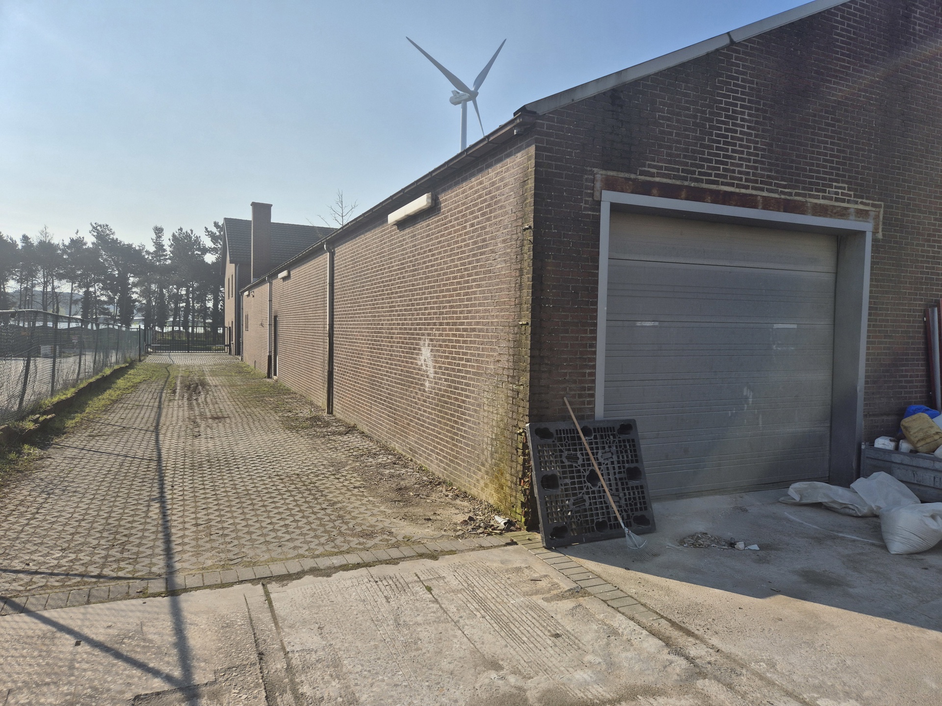 TE HUUR: magazijn/werkplaatsen van 615m² in Genk - foto 4