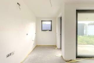 Casco nieuwbouwwoning met 3 slaapkamers en zuid-tuin gelegen op een ideale toplocatie. In een zeer rustige omgeving op slechts 100 meter van het dorpscentrum. Energiezuinig en duurzaam dankzij recente technieken zoals een warmtepomp, vloerverwarming, ventilatiesysteem, regenwaterrecuperatie, zonnepanelen, .... Deze tijdloze woning heeft volgende indeling: GLV – inkomhal; gastentoilet; lichtrijke woonkamer en open keuken met directe toegang tot terras en tuin; berging (WM/DK en technieken). Bovenverdieping – 3 volwaardige slaapkamers en ruime badkamer. Terras en tuinzones worden aangelegd. De tuin wordt volledig omheind. <br />U deze woning nog volledig inrichten naar keuze en smaak. Keuken, badkamer, sanitair, vloeren, trap en deuren kunt u nog helemaal afwerken in uw eigen stijl conform het lastenboek. De woning wordt verkocht onder stelsel van registratierechten (grond) en BTW (woning). Een ondergrondse parking en berging zijn verplicht aan te (huur-)kopen. <br />Wenst u voortaan stressvrij en energiezuinig te wonen in alle comfort? Contacteer 0479 01 00 00 of info@avantivastgoed.be<br />We helpen u graag verder!