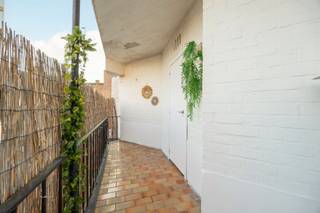 <p><span>Instapklaar appartement met 3 slaapkamers en staanplaats in Mechelen</span></p><p><span> </span></p><p><span>Dit ruime appartement is gelegen in de Stephensonstraat in Mechelen, op een uitstekende locatie vlak bij het station. Dankzij de centrale ligging bevinden winkels, scholen, sportfaciliteiten en andere voorzieningen zich op korte afstand. De verbinding met de E19 richting Brussel en Antwerpen is ook bereikbaar op slechts enkele minuten rijden. </span></p><p><span> </span></p><p><span>Het appartement beschikt over een praktische indeling met maar liefst drie slaapkamers, waardoor het geschikt is voor gezinnen of koppels die nood hebben aan wat extra ruimte. De leefruimte biedt plaats aan een gezellige woonkamer en eetkamer, terwijl de keuken zorgt voor een functionele inrichting. Daarnaast beschikt het appartement over een badkamer met ligbad, een gastentoilet en een extra bergruimte. Als kers op de taart is er ook een staanplaats voorzien eveneens als een kelderberging die kan dienen als extra opbergruimte. </span></p><p><span> </span></p><p><span>Het appartement beschikt over een EPC B, wat bijdraagt aan een energiezuiniger karakter van het appartement. </span></p><p><span> </span></p><p><span>Indeling:</span></p><p><span>-3 slaapkamers</span></p><p><span>-Leefruimte: lichtrijke woonkamer en eetkamer</span></p><p><span>-Functionele keuken</span></p><p><span>-Badkamer met ligbad</span></p><p><span>-Gastentoilet</span></p><p><span>-Berging</span></p><p><span> </span></p><p><span>Troeven:</span></p><p><span>-Staanplaats (Verplicht mee aan te kopen: €25.000)</span></p><p><span>-Kelderberging</span></p><p><span>-Centrale ligging naast het station</span></p><p><span> </span></p><p><span>Ben jij geïnteresseerd in dit energiezuinig appartement te koop in Mechelen, ben je op zoek naar ander vastgoed, een investering of wens je de waarde van jouw eigendom te kennen? Dan ben je bij BOLT immo aan het juiste adres! Wij helpen jou graag verder.</span><span> </span></p>