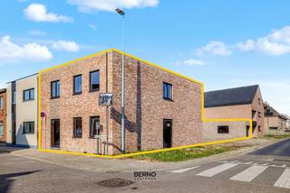 De vermelde prijs is volledig AFGEWERKT (excl. tuinafwerking, BTW en verkooprechten).<br /><br />Ontdek deze prachtige nieuwbouwwoning in de Driesstraat 136 te Zele – een ideale combinatie van modern comfort, energiezuinigheid en ruimte.<br /><br />Deze kwalitatief afgewerkte woning biedt een royale bewoonbare oppervlakte van maar liefst 177m² en wordt gebouwd met oog voor detail en duurzaamheid.<br /><br />Als BEN-woning (Bijna-Energie-Neutraal) geniet u van een uitzonderlijk laag energieverbruik en een aangenaam woonklimaat, het hele jaar door.<br /><br />De woning is uitgerust met een energiezuinige warmtepomp, comfortabele vloerverwarming en een centraal ventilatiesysteem (type D), wat zorgt voor een efficiënte en gelijkmatige warmteverdeling. De ruime indeling maakt het geheel bijzonder leefbaar en perfect afgestemd op hedendaagse woonbehoeften.<br /><br />Buiten wacht u een mooie tuin waar u in alle rust kunt ontspannen en genieten van het buitenleven.<br /><br />Bovendien beschikt de woning over een uitzonderlijk grote garage van 40 m² – ideaal voor meerdere wagens, opslag of hobbyruimte.<br /><br />Kortom, deze woning biedt alles wat u zoekt: kwaliteit, ruimte, energiezuinigheid en een uitstekende ligging. Een unieke kans voor wie zorgeloos en toekomstgericht wil wonen in Zele!<br /><br />Deze woning wordt afgewerkt tegen akte en is dus onmiddellijk beschikbaar.<br /><br />Voor meer info en/of een bezoek ter plaatse kan u terecht bij Xavier via het nummer 052 20 24 40 of per mail naar xavier@berno.be.