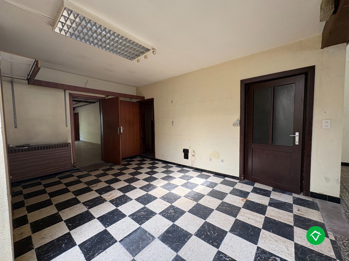 Voormalig handelspand met woonst – totaal te renoveren of te slopen tot projectgrond in centrum Koekelare - foto 4