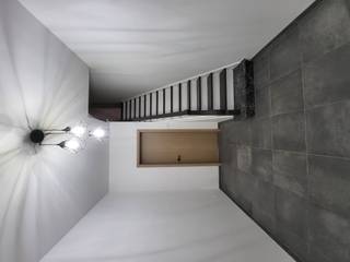<p>Recente gesloten bebouwing in Zonnebeke met tuin en vlotte bereikbaarheid.</p>
<p> </p>
<p>Deze woning gerenoveerd in 2022 combineert hedendaags wooncomfort met een praktische indeling en een gunstige ligging nabij belangrijke invalswegen. Het huis biedt een aangename leefomgeving voor gezinnen of koppels die op zoek zijn naar een instapklare woning in West-Vlaanderen. Dankzij de recente bouw geniet u van modern comfort en een eigentijdse uitstraling. De woning beschikt over drie slaapkamers, een tuin en een garage, wat zorgt voor extra ruimte en gebruiksgemak.</p>
<p> </p>
<p>Belangrijkste ruimtes:<br />• Woonkamer met aangename leefruimte en veel mogelijkheden voor een gezellige inrichting<br />• Bureel geschikt als thuiswerkplek of hobbyruimte<br />• Functionele badkamer<br />• 3 slaapkamers met ruimte voor gezin, logees of bureau<br />• Berging voor extra stockage en praktische organisatie<br />• Garage met plaats voor wagen en fietsen<br />• Tuin waar u kan genieten van rust en buitenleven<br />• Zolder met extra opbergmogelijkheden<br />• 2 toiletten voor extra comfort</p>
<p> </p>
<p>Troeven:<br />• Recente woning<br />• Tuin en garage aanwezig<br />• Gunstige ligging nabij invalswegen</p>
<p> </p>
<p>Neem vandaag nog contact op voor meer informatie of een bezoek.</p>
<p> </p>
<p>JOUW DROOMHUIS. ZO GEVONDEN!</p>