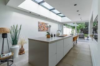 <p>Ontdek deze charmante woning nabij het Sint-Pietersstation in Gent<br /><br />Ligging<br />Deze woning werd gerenoveerd in 2022 en is ideaal gelegen op wandelafstand van het station Gent-Sint-Pieters, met vlotte toegang tot tal van tram- en busverbindingen. In de directe omgeving vindt u winkels, supermarkten, scholen en gezellige eetadresjes. Dankzij de nabijheid van het Citadelpark, De Smet De Naeyerpark, Maaltebruggepark en de uitstekende ontsluiting via de R4 en andere invalswegen, combineert deze locatie comfort, bereikbaarheid en leefkwaliteit.<br /><br />Indeling<br />Op het gelijkvloers betreedt u de woning via een inkomhal met toegang tot de badkamer, gevolgd door een lichtrijke leefruimte met open, volledig geïnstalleerde keuken onder een sfeervolle lichtstraat. Deze ruimte geeft uit op de aangename tuin (deze wordt afgesloten van de buren). Op de eerste verdieping bevindt zich een ruime slaapkamer en een tweede, grote badkamer. De tweede verdieping beschikt over 2 volwaardige kamers. <br /><br />Mogelijkheid tot huren van een garage op 100m<br /><br />Troeven<br /><br />EPC B<br />Uitstekende ligging vlak bij Gent Sint-Pietersstation<br />Goed bereikbare stadswoning met tuin<br />Volledig geïnstalleerde keuken met lichtstraat<br />Twee badkamers<br /><br />Een veelzijdige woning op een toplocatie in Gent – perfect als gezinswoning, investering of stedelijke uitvalsbasis.<br /><br />Voor meer info en/of bezoek bel Arthur: 0473 90 90 94</p>