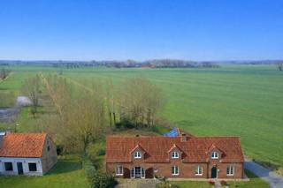 Op een unieke ligging in het groene Sint-Laureins vindt u deze handelsruimte met woning op een commerciële ligging en boordevol mogelijkheden...