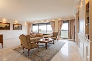 Ruim en luxueus duplex penthouse met ruime terrassen en parking tegenover het Albertpark in de standingvolle Residentie King's Park.Op wandelafstand...