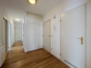 Ruim en zonnig twee slaapkamer appartement nabij het centrum van Strombeek-Bever in een aangename straat.<br /><br />Het appartement met een totale oppervlakte  meer dan 127m2 bestaat uit:<br />- Inkomhal met dressing<br />- Ruime berging met mogelijkheid tot plaatsen wasmachine/droogkast<br />- Apart toilet<br />- Ruimte living aansluitend met groot zuid-west gericht terras<br />- Ingerichte keuken met vaatwasser<br />- Twee slaapkamers<br />- Badkamer met bad<br />- Kelder<br /><br />De gemeenschappelijke kosten, onder de vorm van een provisie, bedragen 130,00 euro/maand en dienen voor het onderhoud van de gemeenschappelijke delen, en een provisie voor het watergebruik. <br /><br />Het appartement is onmiddellijk beschikbaar. Wenst u bezoek? Gelieve dit bezoek dan aan te vragen via onze website. <br />