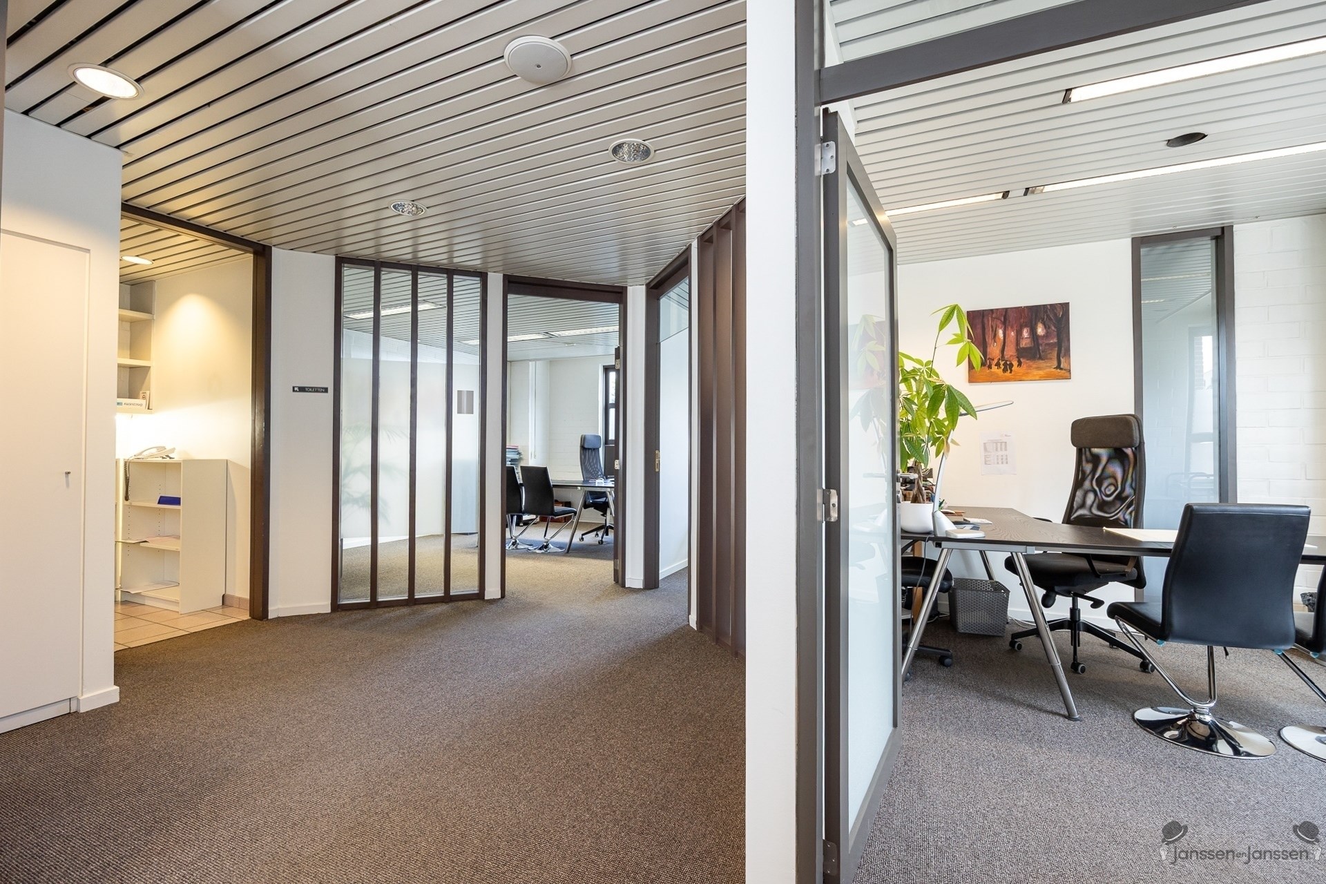 Centraal gelegen handelspand met ruime parking - foto 5