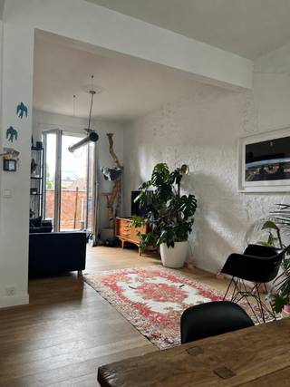 Welkom in een appartement dat vanaf het eerste moment als thuiskomen voelt.<br /><br />Dit bijzondere triplex-appartement aan de Biekorfstraat 78 bus 201 combineert een warme, huiselijke sfeer met veel licht, karakter en een verrassend ruimtelijk gevoel. De speelse indeling over drie niveaus zorgt voor een natuurlijke scheiding tussen wonen, werken en slapen, terwijl de open ruimtes tegelijk uitnodigen om samen te zijn met vrienden en familie.<br /><br />Bij de inkom bevindt zich een multifunctionele ruimte die perfect kan dienen als bureau of dressing. Aansluitend ligt de stijlvolle badkamer met modern wastafelmeubel, keienmozaïekvloer en een bijzonder houten bad in Japanse stijl.<br />Via de sfeervolle trap bereikt u de ruime, open leefverdieping met gezellige woonkamer en volledig uitgeruste leefkeuken. De authentieke massieve plankenvloer zorgt voor warmte en karakter, terwijl de grote raampartijen de ruimte vullen met natuurlijk licht.<br />Vanuit de leefruimte leidt een charmant trapje rechtstreeks naar het ruime, privatieve dakterras met houten terras en bamboe omheining. Een beschutte plek om te ontbijten, te ontspannen of lange zomeravonden door te brengen.<br />De aangrenzende hal biedt toegang tot een praktische, afzonderlijke wasruimte en de trap naar de bovenste verdieping. Onder het schuine dak bevinden zich drie volwaardige slaapkamers en een apart toilet, waardoor de slaapzone mooi afgescheiden is van de leefruimtes.<br />Ook technisch biedt het appartement het nodige comfort. Het dak werd vernieuwd, alle ramen zijn voorzien van dubbel en/of hoogrendementsglas, keuken, badkamer en gasketel werden vernieuwd.<br />De ligging vormt een extra troef. Park Spoor Noord ligt vlakbij, ideaal voor wandelen, sport en ontspanning. Ook scholen, winkels en andere voorzieningen bevinden zich in de directe omgeving. Dankzij de vlotte verbinding met de Antwerpse Ring en de E17 is dit bovendien een praktische uitvalsbasis. Asbest attest in aanvraag. Kijkdagen op 26/8 en 30/8.