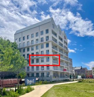 Rechtstreeks van eigenaar - Gemeubeld Nieuwbouw Appartement.<br /><br />Instapklaar, energiezuinig, klassevol ingericht en lichtrijk 2 slaapkamer hoekappartement in de vernieuwde Slachthuis site - Groene Poort in Antwerpen. <br />( Architecturaal nieuwbouwproject van architect Robbrecht &amp; Daem ) <br /><br />Ruime inkomhal met 3 meter lang ingemaakte kasten.<br /><br />Hoogwaardige keramische parketvloer doorheen het hele appartement. (vloerverwarming ) <br /><br />Handige berging voor aansluiting voor wasmachine en droogkast. <br />Er is tevens een wasserette in het complex, als ook een superette ( 7/7 ) en apotheek aan het gebouw.<br /><br />De volledig geïnstalleerde Siematic keuken is uitgerust met alle nodige apparatuur: inductie kookplaat, ingebouwde stille dampkap met warme verlichting, combi oven, ruime koelkast en vaatwasser. <br /><br />Naast het fijn terras met groen en vrij zicht heeft u toegang tot de prachtige binnentuin die fungeert als groene stedelijke oase. <br /><br />Gemakkelijk toegangkelijk en ruime fietsenstalling.<br /><br />Contact via email, WhatsApp, SMS ( Kristien 0476 200089 of Hugo 0493 060020 ) <br /><br />