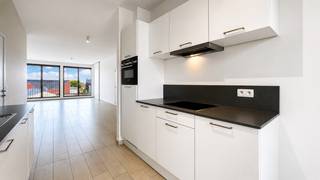 Dit appartement van ca 94 m² bevindt zich op de derde verdieping van de statige en residentie ‘Liberty’. Een knappe recente realisatie die meteen in het oog springt op het trendy Eilandje. Met de Schelde vlakbij en het Red Star Line Museum als overbuur is deze ligging zonder twijfel de ideale uitvalsbasis in de stad.<br /><br />De ruime ‘doorzon’ leefruimte op parkettegel heeft een mooi lichtinval dankzij de grote en kamerhoge raampartijen. Aansluitend bevindt zich de open keuken. Deze is uitgerust met een werkblad in composietsteen en kwalitatieve keukentoestellen van Bosch: oven, kookplaat, vaatwasser en koelkast zijn netjes ingebouwd.<br /><br />Grenzend aan de keuken, is het zuidgericht terras van ca 13 m² de ideale plaats om te genieten in alle rust.<br />De hoofdslaapkamer ligt eveneens aan de rustige achterzijde en is aangenaam ruim. De tweede slaapkamer kan perfect ingericht worden als logeerkamer, dressing of bureau.<br /><br />Beide slaapkamers kunnen gebruikmaken van de stijlvolle badkamer met design lavabomeubel en ruim ligbad met regendouche.<br />Een apart toilet en een berging met aansluitingen voor wasmachine en droogkast vervolledigen het appartement.<br /><br />Een ondergrondse autostaanplaats is verplicht bij te huren aan 130 Euro per maand.<br />Gemeenschappelijke fietsenstalling is voorzien in het gebouw.<br /><br />Gemeenschappelijke lasten: 120 Euro per maand.<br />Alle nutsvoorzieningen (gas, water en elektriciteit) zijn privé op te nemen door de huurder.<br /><br />Beschikbaar vanaf 1 juli 2026.