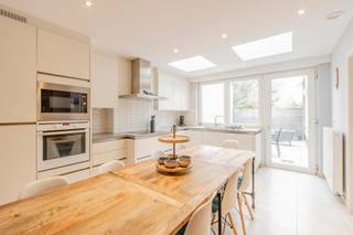 Ruime woning met garage en stadstuin, momenteel ingedeeld in 2 appartementen, zeer rustig gelegen in het ' Oude Knokke ' op wandelafstand van het centrum van Knokke-Heist. <br /><br />Indeling: Inkomhal, ruime garage, inkom naar het gelijkvloersappartement met grote living, open keuken voorzien van alle comfort, verharde tuin, toilet, 2 slaapkamers en ruime badkamer met inloopdouche. Op de eerste verdieping bevindt zich het tweede appartement met living, keuken tevens voorzien van alle comfort, terras, slaapkamer met ingemaakte kasten, badkamer met inloopdouche en apart toilet. Ideaal aanbod als kangoeroewoning op een mooie ligging te Knokke-Heist.<br /><br />Onmiddellijk beschikbaar.