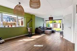 Deze ruime en energiezuinige gezinswoning met maar liefst 6 slaapkamers en 2 badkamers biedt een ideale combinatie van comfort, ruimte en functionaliteit. Dankzij het gunstige EPC-label B, de aanwezige zonnepanelen en het lage energieverbruik. Extra comfort wordt voorzien door Daikin airconditioning in de slaapkamers.<br /><br />Op het gelijkvloers bevindt zich de inkomhal met apart gastentoilet, een ruime leefruimte, de keuken, een praktische berging en de gang. Op de eerste verdieping vindt u een nachthal, een apart toilet, een technische ruimte met een Wolf condensatieketel met grote capaciteit, een wasruimte met aansluitingen voor wasmachine en droogkast, een badkamer met douche en drie slaapkamers. Eén van deze slaapkamers beschikt over een eigen douche en lavabo en biedt de mogelijkheid om een dressing te voorzien.<br /><br />De tweede verdieping beschikt over nog eens drie volwaardige slaapkamers en een tweede badkamer met douche en toilet. Via een uittrekbare zoldertrap bereikt u bovendien nog een extra zolderruimte die ideaal is als stockageruimte.<br /><br />De woning beschikt daarnaast over verschillende technische troeven zoals een regenwaterput met pomp, aangesloten op de toiletten, wasmachine en een kraantje in de berging.<br /><br />Buiten geniet u van een zuidgerichte voortuin met terras naast de woning, ideaal voor een zwembad, lounge of om gezellig buiten te eten. Achteraan de woning bevindt zich nog een tweede tuin met terras en een tuinhuis. Naast de woning is er een carport en vooraan aan de straatzijde zijn er bijkomende parkeermogelijkheden. Het is bovendien mogelijk om met de wagen op het perceel te rijden aangezien het voorste gedeelte onder de grasmat verhard is.<br /><br />De woning is technisch en functioneel volledig in orde. Er dienen nog enkele afwerkingswerken te gebeuren, maar dit betreft geen grote of structurele werken.