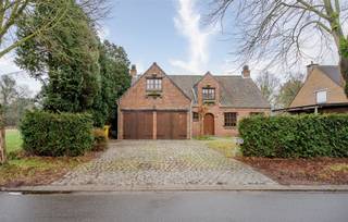 <p><span> </span></p><p><span>Landelijke villa gelegen in een zeer rustige residentiële wijk nabij de Kalmthoutse Heide, met onder meer een open leefruimte met keuken, drie slaapkamers, een ingerichte badkamer, een ruime inpandige garage en een zolder met uitbreidingsmogelijkheden, op een zuidoost gericht perceel van circa 1.100 m².</span></p><p><span>De vermelde oppervlakte van de woning is gebaseerd op het EPC en omvat ook de zolderruimte, die bereikbaar is via een vlizotrap.</span></p><p><span>Gelijkvloers</span><span><br />Inkomhal op tegelvloer met gastentoilet voorzien van handenwasser. De leefruimte met inbouwcassette geniet van veel lichtinval en heeft rechtstreekse toegang tot de tuin en het terras via een dubbele deur.<br />De open, ingerichte keuken is uitgerust met kookplaat, dubbele spoelbak en vaatwasser, en beschikt eveneens over een rechtstreekse buitendeur.<br />Vanuit de nachthal bereikt u de drie slaapkamers op laminaatvloer, met respectieve oppervlakten van 15 m², 8 m² en 8 m².<br />Aansluitend bevindt zich de ingerichte badkamer met dubbele lavabo, toilet en ligbad.</span></p><p><span>Zolder</span><span><br />Vanuit de inpandige garage bereikt u via een vlizotrap de zolder. Deze ruime zolder biedt uitbreidingsmogelijkheden.</span></p><p><span>Kelder</span><span><br />De woning beschikt over een kruipkelder onder de volledige woning, met uitzondering van de garage.</span></p><p><span>Tuin</span><span><br />De zuidoost gerichte tuin is volledig omheind en grenst aan het arboretum, waardoor u de zekerheid heeft dat er achter het perceel nooit gebouwd zal worden.<br />Verder beschikt u over een aangelegd terras, voldoende privacy en parkeergelegenheid vooraan de woning.</span></p><p><span><br /> </span></p>