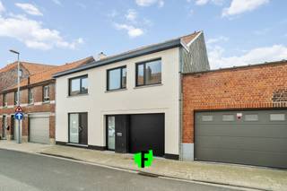 Wil je graag slim investeren? Dan is dit uw kans! 2 woningen, perfect om te verhuren.Deze woningen werden recentelijk volledig vernieuwd, ze voldoen...