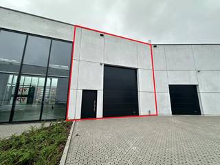 In het nieuwe bedrijvencentrum Stijn Streuvels te Waregem bieden wij een KMO-unit te huur aan van ca. 215m². Het magazijn is gelegen in de nabijheid van diverse invalswegen en de E17.<br /><br />Specificaties:<br />- Magazijn van ca. 215 m²<br />- Sectionale poort en aparte toegangsdeur <br />- Hoogte van ca. 6 m<br />- Grote raampartijen<br /><br />Bent u op zoek naar bedrijfsvastgoed bestaande uit een magazijn te huur in Waregem? Aarzel dan zeker niet om ons te contacteren op het nummer 056 21 11 11.