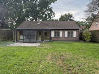 Rustig en groen gelegen landhuis met 3 slaapkamers<br /><br /><strong>INDELING:</strong><br />- inkomhal met vestiairehoek en toilet voorzien van handenwasser<br />- woonkamer (ca 30m²) op tegelvloer <br />- ruime verwarmde tuinkamer (ca 25m²) aansluitend aan de woonkamer<br />- keuken ingericht met nieuwe (nog te plaatsen) ceramische kookplaat en dampkap een koel-vrieskast, microgolfoven, oven en vaatwasser<br />- nachthal met vaste kast<br />- badkamer ingericht met lavabo, wc, douche en ligbad<br />- ruime hoofdslaapkamer (ca 15m²) op kurkvloer<br />- 2 éénpersoonskamers (ca 9m²) op parketvloer<br />- inpandige garage met automatische poort met hoek voor was- en droogautomaat<br /><br /><strong>DIVERSEN:</strong><br />- ruime afgewerkte bergzolder bereikbaar via luik met trap<br />- binnen volledig geschilderd<br />- ruime tuin met tuinberging<br />- rustige en groene omgeving<br />- voor meer info of een bezoek: info@devavastgoed.be