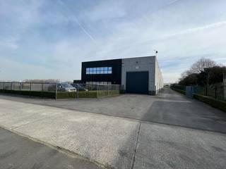 Fenomenaal gelegen bedrijfsgebouw bestaande uit 1.393 m² opslagruimte (waarvan 243 m² mezzanine) in combinatie met 588 m² kantoren en een woonst...