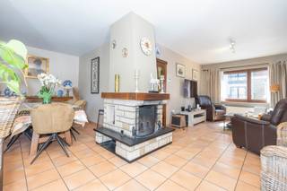 NEDER-OVER-HEMBEEK: ontdek deze charmante woning met een woonoppervlakte van ± 190 m², gebouwd in 1990 op een perceel van ± 1,66 are. Ruim, licht en met talrijke inrichtingsmogelijkheden zal deze woning gezinnen aanspreken die op zoek zijn naar ruimte en comfort.
Vanaf de ingang onthult het huis een indeling die is ontworpen met het dagelijks leven in gedachten. Op de begane grond vullen een inkomhal, een apart toilet, een wasruimte en een kantoorruimte – ideaal voor een vrij beroep, telewerken of een zelfstandige activiteit – de garage aan. Op de eerste verdieping zijn de leefruimtes mooi licht met een ingerichte keuken, een gezellige eetkamer en een knusse woonkamer met een open haard. Het terras, dat vanuit de woonruimtes toegankelijk is, leidt direct naar de tuin en nodigt uit om van de mooie dagen te genieten. Het slaapgedeelte op de tweede verdieping bestaat uit drie comfortabele slaapkamers en een doucheruimte. De woning beschikt ook over een zolder van ±28 m² die extra mogelijkheden biedt naar uw wensen, evenals ruime kelders.
Deze woning is ideaal gelegen, vlak bij het zwembad van Neder-Over-Heembeek en het Meudonpark. De buurt wordt uitstekend bediend door het openbaar vervoer (lijnen 47, 56, 7, 3 en 19) en biedt een vlotte aansluiting op de Ring en de A12 voor al uw verplaatsingen.
EPB: D-, 203 kWh/m²/jaar
Een huis vol potentieel dat u niet mag missen.