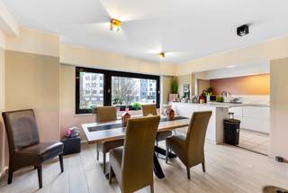 <p>Bent u op zoek naar een zorgeloze investering of een comfortabel appartement op een strategische ligging in Oostende?<br />Dit helder doorloopappartement, gelegen recht tegenover AZ Oostende, combineert licht, ruimte en functionaliteit in één sterk geheel. Met een bewoonbare oppervlakte van 84 m² geniet u van twee ruime slaapkamers, een aangename leefruimte en een open keuken. De achterzijde van het appartement sluit naadloos aan op eenuitzonderlijk grote, west-gerichte terras van 25 m² — een echte meerwaarde voor wie houdt van zon en buitenruimte.<br />De makkelijk inrijbare garage én extra parkeerplaats voor de garage zijn optioneel bij te kopen aan € 30.000. De privatieve berging is inbegrepen in de prijs, wat dit aanbod bijzonder interessant maakt. Daarnaast is er ook een gemeenschappelijke fietsenstalling voorzien.<br />Technisch is dit appartement volledig in orde: vernieuwde keukentoestellen, conforme elektrische keuring en een gunstig EPC.<br />Een sterk totaalpakket op een topligging — interessant voor eigen bewoning, maar ook strategisch als investering als vakantieverhuur of omwille van de nabijheid van het ziekenhuis en andere voorzieningen.<br />Ontdek zelf de troeven tijdens een bezoek.</p>