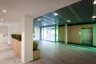 Gelegen op een boogscheut van de E19 autosnelweg (afrit Kontich), kantorencomplex  door groen omgeven bestaande uit 3 gebouwen met telkens 3 verdiepingen. De gebouwen kenmerken zich door efficiënte rechthoekige plateaus met veel lichtinval.<br />Parking: 500 €/plaats/jaar