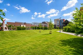 <strong>Ligging</strong><br /><br />Centraal gelegen in de Sint-Salvatorstraat vlakbij het <strong>shopping center Dok Noord</strong> te Gent. Een makkelijke verbinding met het openbaar vervoer en op wandelafstand van het centrum.<br /><br /><strong>Indeling</strong><br /><br />De handelsruimte bestaat uit een gemeenschappelijke inkomhal met fietsenberging, een<strong> winkel/kantoorruimte</strong> met een open keuken, achterliggend een<strong> bureauruimte </strong>alsook een badkamer met lavabo en douche.<br /><br /><strong>Troeven</strong><br /><br />- Ligging<br />- <strong>Fietsenberging</strong><br />- Vast rendement<br />- <strong>Renovatie in 2020</strong><br /><br />Voor inlichtingen en/of bezoek, bel Guillaume Delbecque <strong>0472 25 70 76</strong>