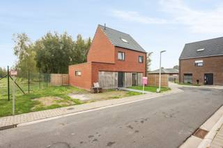 Deze alleenstaande nieuwbouwwoning (4 slpks) met tuin en garage is zeer rustig gelegen in Kortemark.<br /><br /><span>Deze woning is als volgt ingedeeld:</span><br /><span><span>Op het gelijkvloers:</span> inkomhal met apart toilet, lichtrijke leefruimte, geïnstalleerde open keuken, wasplaats, inpandige garage, zonnige tuin met landelijke verzicht.</span><br /><span><span>Op de eerste verdieping:</span> badkamer (lavabo, toilet en douche), 2 slaapkamers.<br /><span>Op de tweede verdieping:</span> 2 aparte bergingen en 2 slaapkamers.<br /><br /></span>De woning beschikt over 3 zonnepanelen, regenwaterput en 3 parkeerplaatsen.<br /><br /><span>PLUSPUNTEN:</span><br /><span>- EPC A</span><br /><span>- RUSTIG GELEGEN</span><br /><span>- ZONNIGE TUIN<br /></span>- INPANDIGE GARAGE