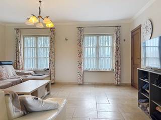 Le moyen le plus rapide pour visiter ce loft ? Demandez votre visite via le bouton rouge de notre site Web (www.dewaele.com) et vous serez contacté par l'un de nos experts en location. Villa spacieuse et confortable avec grand jardin paysager près du centre de MoorsledeLa maison est agencée comme suit- Hall d'entrée - Espace de vie- Cuisine entièrement équipée- Espace de bureau- Rangement- 2 toilettes- 4 chambres- Salle de bain avec vasque et baignoire- Vestiaire- Un garage- Jardin avec bassin Dans l'ensemble : - Prêt à emménager- Grand jardin avec bassin et terrasse paysagée- Bien situé pour accéder aux routesÊtes-vous intéressé par cette propriété à louer à Moorslede ? N'hésitez pas à nous contacter.