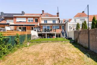 <p>Deze elegante rijwoning, gelegen in een gewilde wijk van Moeskroen, combineert op harmonieuze wijze ruimte, comfort en lichtinval. De woning is zorgvuldig onderhouden en perfect uitgerust, en biedt een ideale leefomgeving voor een gezin dat op zoek is naar rust en functionaliteit.<br /><br />Al bij binnenkomst wordt u betoverd door de charme van de uitnodigende hal met opbergruimte en een apart toilet met wastafel. De ruime woonruimtes, badend in natuurlijk licht, bestaan uit een gezellige eetkamer die uitkomt op een gezellige woonkamer, waardoor een gezellige ruimte ontstaat die uitnodigt tot gezellig samenzijn.<br />De ruime, volledig uitgeruste keuken vormt het hart van het huis en zal liefhebbers van comfort en gezelligheid zeker aanspreken. Ze beschikt over talrijke moderne voorzieningen en een ruime eethoek met een aangenaam uitzicht op de tuin, ideaal om dagelijks van de buitenomgeving te genieten.<br /><br />Op de eerste verdieping bevinden zich drie mooie slaapkamers, een kantoor dat perfect geschikt is voor thuiswerken, en een complete badkamer met verzorgde afwerking, voorzien van een bad, inloopdouche, wastafelmeubel, toilet en wasruimte.<br />De tweede verdieping is volledig gewijd aan een prachtige oudersuite, een echte privéruimte die comfort en intimiteit biedt dankzij de aangrenzende doucheruimte en het aparte toilet.<br /><br />Het pand is volledig uitgegraven en beschikt bovendien over een ruime kelder die opmerkelijke mogelijkheden biedt voor de inrichting van een atelier, een recreatieruimte, een fitnessruimte of royale opslagruimtes.<br /><br />Buiten nodigt een terras op de tussenverdieping met ideale ligging uit tot ontspanning, terwijl een groot betonnen plateau de aanleg van een tweede terras op tuinniveau mogelijk maakt. De volledig omheinde tuin vormt een veilige en aangename ruimte voor het hele gezin. Aan de voorzijde maken twee eigen parkeerplaatsen het geheel compleet, met de mogelijkheid om nog een extra parkeerplaats aan te leggen.<br /><br />Wat de uitrusting betreft, beschikt het huis over recente PVC-ramen met dubbele beglazing en elektrische en handbediende luiken, centrale verwarming op gas aangevuld met een pelletkachel, een geïsoleerd dak in uitstekende staat en een zonnescherm op het terras.<br /><br />Met zijn royale ruimtes, modern comfort en uitstekende ligging is dit pand een zeldzame kans op de markt. Een kwaliteitswoning waar u alleen nog maar uw koffers hoeft neer te zetten om ten volle van elke ruimte te genieten.</p>