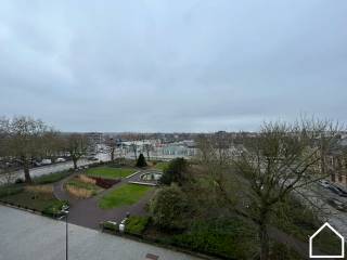 Dit 1-slaapkamerappartement is gelegen aan het Colaertplein, recht tegenover het station van Ieper. Het appartement bevindt zich op de...