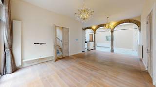 Gerenoveerde Stadsvilla in het hartje van de stad.<br /><br />Deze comfortabele stadsvilla stamt origineel uit de 16de eeuw, en draagt een rijke geschiedenis met zich mee. <br />Hier geniet u van een oase van rust, in het hartje van de stad gelegen tussen de Groenplaats, de Grote Markt en het Centraal Station. <br /><br />Inkom met vestiaireruimte en een gastentoilet op marmeren vloer. De ruime leefruimte is voorzien van eiken parket, authentieke kolommen, en een prachtige lichtinval dankzij de hoge plafonds. Aansluitend vindt u de leefkeuken op marmer. De grote harmonica deuren geven toegang tot de private stadstuin van ca. 53 m2.<br /><br />Op de eerste verdieping bevindt zich de master bedroom voorzien van vloerverwarming en een dressing voorzien van ingemaakt kastenwerk. Aansluitend een eerste badkamer met ligbad, dubbele wastafel, inloopdouche en separaat toilet. <br /><br />Op de tweede verdieping bevinden zich twee slaapkamers elk voorzien van een eigen badkamer met douche en wastafel. <br />Verder een bureel of extra slaapkamer, een separaat toilet en een wasplaats.<br /><br />De woning werd hoogwaardig en met duurzame materialen afgewerkt.<br />De uitstekende ligging in combinatie met een ruime stadstuin zorgen voor een optimaal wooncomfort.<br /><br />Gemeenschappelijke fietsenberging aanwezig, en mogelijkheid tot het huren van twee ondergrondse autostaanplaatsen aan 200 EUR per maand<br /><br />Gemeenschappelijke kosten zijn 150 EUR per maand.