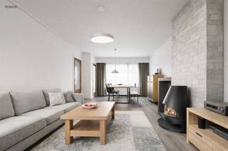 <p><span>Te renoveren gezinswoning met garage en tuin in Kontich.</span></p><p><span>In het hart van Waarloos bevindt zich deze charmante gezinswoning, ideaal voor wie op zoek is naar een renovatieproject met karakter en potentieel. Met een grondoppervlakte van 488 m² en een bebouwde oppervlakte van 137 m² ( + zolder) vormt deze woning een solide basis om volledig naar eigen smaak te moderniseren.</span></p><p><span>Bij het binnenkomen vallen meteen de authentieke houten elementen en lambrisering op, die de leefruimtes een warme en huiselijke uitstraling geven. De logische en functionele indeling zorgt voor een aangenaam wooncomfort en biedt flexibiliteit voor verschillende gezinssituaties. De woning beschikt over vier ruime slaapkamers en een badkamer, wat het geheel bijzonder geschikt maakt voor een groter gezin of wie extra werk- of hobbyruimte wenst. Daarnaast zijn een garage en zolder aanwezig, wat extra opberg- of uitbreidingsmogelijkheden creëert.  Achter de keuken bevindt zich een aangenaam terras dat uitkijkt op de diepe tuin. De tuin biedt dankzij haar grootte en indeling vele mogelijkheden voor ontspannen buitenleven, speelruimte of toekomstige aanpassingen. Een praktisch tuinhuisje is eveneens aanwezig.</span></p><p><span>De ligging is bovendien een grote troef: de woning bevindt zich nabij openbaar vervoer en geniet van vlotte verbindingen richting belangrijke invalswegen en de autostrade.</span></p>