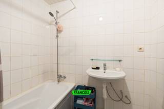 De prijs is een vanafprijs.<br /><br />Op een centrale ligging in Ukkel, op wandelafstand van het prachtige Wolvendaelpark, bevindt zich dit charmante appartement op de bovenste verdieping. Met een bewoonbare oppervlakte van 50m² (volgens EPC) is dit pand ideaal voor starters, investeerders of wie op zoek is naar een compacte woonoplossing op een gegeerde locatie.<br /><br />Het appartement verwelkomt u via de inkomhal die toegang biedt tot de lichtrijke leefruimte. Aansluitend bevindt zich de conforme keuken. Verder beschikt het appartement over een badkamer uitgerust met ligbad, lavabo en toilet, evenals een eerste slaapkamer. Op de zolderverdieping bevindt zich de tweede slaapkamer, wat een extra troef vormt binnen deze prijsklasse.<br /><br />Divers: Elektriciteit conform, Verwarming op aardgas (individuele condensatieketel nieuw sinds 2 jaar), dakramen dubbele beglazing, leidingen vernieuwd, laminaatvloeren, stedenbouwkundige inlichtingen en kadastrale gegevens in aanvraag, verslagen algemene vergadering aanwezig, geen syndicus en geen gemeenschappelijke kosten door een reclamebord, verhuurd momenteel tot april 2026 (huurprijs €800), toekomstige isolatiewerken voor gevel en dak voorzien en kelder aanwezig<br /><br />Dankzij de centrale ligging, nabij parken, openbaar vervoer en lokale handelszaken, combineert dit appartement een uitstekende bereikbaarheid met een aangename woonomgeving. Contacteer snel Davy Vermander voor een afspraak tel 0495 44 77 53.<br /><br />