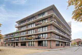 <strong>Recent appartement (bouwjaar 2015) gelegen aan Hardenvoort en de voet van Park Spoor Noord. Deze locatie is een gegeerde hotspot in Antwerpen, ideaal voor zowel investeerders als jonge starters met toekomstperspectief. Het appartement bevindt zich op de tweede verdieping en beschikt over twee terrassen. Ondergronds zijn er 2 privatieve fietsenbergingen inbegrepen in de prijs.<br /></strong><br /><strong>Indeling:</strong><br />Bij het betreden van het appartement springt meteen de <strong>moderne afwerking</strong> in het oog. Het appartement is volledig voorzien van <strong>keramische tegelvloeren</strong>.<br /><br />De <strong>open inkomhal</strong> geeft links toegang tot de <strong>lichtrijke</strong> leefruimte met <strong>open keuken</strong> en <strong>keukeneiland met bargedeelte</strong>. <br />De keuken geniet van een <strong>verfijnde touch </strong>en is van alle comfort en kastruimte voorzien, inclusief de volgende ingebouwde toestellen: ijskast met vriesvak, keramische kookplaat met telescopische dampkap, combi-oven, vaatwasmachine en een inox spoelbak. De leefruimte staat in directe verbinding met het <strong>eerste terras</strong> aan de voorzijde. De inkomhal sluit verder aan op de overige ruimtes: De technische bergplaats met wasaansluitingen, verwarmingsketel (Vaillant), ventilatiesysteem en de elektriciteitskast. Naastliggend, de <strong>moderne badkamer </strong>die is uitgerust met een afgescheiden toilet, ruime inloopdouche, wastafel, spiegelelement met verlichting, een kast en twee handdoekradiatoren. Achteraan bevindt zich de ruime slaapkamer met toegang naar het <strong>tweede terras</strong> met <strong>zicht op de binnentuin</strong>.<br /><br /><strong>Bijzonderheden: </strong><br />Bouwjaar 2015;<br /><strong>Uiterst energiezuinig </strong>-<strong> </strong>94 kWh/m²/jaar<strong> (A-Label)</strong>;<strong><br />twee privatieve fietsenplaatsen</strong> inbegrepen;<br /><b>Prachtige ligging</b> in Park Spoor Noord.<br /><br /><strong>Ligging:</strong><br /><span>Gelegen op een </span><strong>centrale locatie aan de voet van Park Spoor Noord.</strong><span> </span><span>Ideaal om te gaan sporten of te ontspannen tijdens de zomermaanden. Verder is er een vlotte verbinding met in- en uitvalswegen en voldoende vélostations binnen een straal van 500 meter.</span>