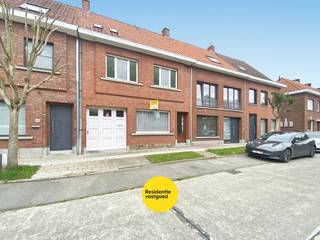 Gezinswoning met 3 slaapkamers en zongerichte tuin in Izegem! Op een goede rustige locatie in centrum Izegem bevindt zich deze ruime gezinswoning met tal van mogelijkheden. De woning beschikt over een lichtrijke leefruimte, drie volwaardige slaapkamers, een zongerichte tuin en een vaste trap naar de zolder. Bij het betreden van de woning komt u terecht in de inkomhal die toegang biedt tot de leefruimte. De veranda sluit aan op de gezellige leefruimte, waar u geniet van een aangenaam zicht op de tuin. Verder vindt u op het gelijkvloers een keuken, een badkamer, een apart gastentoilet en een garage die ideaal dienstdoet als fietsenberging of opslagruimte. Op de eerste verdieping bevinden zich drie zeer ruime slaapkamers. Via een vaste trap bereikt u de zolder, die potentieel biedt voor het creëren van extra kamers, een bureau of hobbyruimte.<br />Daarnaast beschikt de woning over een praktische kelder en een zongerichte tuin waar u in alle rust kunt genieten van het buitenleven. Deze woning is op te frissen en vormt dankzij haar ruime indeling en gunstige ligging een uitstekende opportuniteit voor wie op zoek is naar een woning die volledig naar eigen smaak kan worden ingericht. Bent u op zoek naar een woning met potentieel op een goede locatie in Izegem? Dan is deze eigendom zeker een bezoek waard.<br />De vermelde prijs is een richtprijs; elk bod wordt voorgelegd aan de eigenaar, die het recht heeft dit te aanvaarden of te weigeren.<br />EPC:F