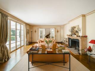 Ideaal gelegen tussen het Dumonplein en het Zoniënwoud, werd deze villa, ontworpen door architect Keuter, gebouwd in 1968 en beslaat circa 490...