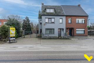 Instapklare ruime gezinswoning op een groot perceel.We betreden deze ruime gezinswoning via de inkomhal met gastentoilet en gaan vervolgens door naar...