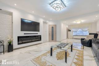 Deze gerenoveerde woning is gelegen in een rustige wijk nabij het centrum van Sint-Niklaas. De woning heeft alles wat u nodig heeft om ruim en comfortabel te wonen. De woning biedt u op het gelijkvloers een inkomhal met berging en apart toilet, een grote en lichtrijke living, een 2de leefruimte die in directe verbinding staat met de ingerichte keuken en een spender. Op de eerste verdieping zijn er 2 grote slaapkamers, een berging/wasplaats en een badkamer met bad, douche, toilet en dubbele lavabo. Op de 2de verdieping zijn er nog eens 2 slaapkamers en een 2de badkamer met douche, lavabo en toilet. Zolder met schuiftrap. Tevens beschikt de woning over een grote veranda, een echte meerwaarde die het hele jaar door kan worden benut. Leuke stadstuin met voldoende privacy. De ramen zijn voorzien van dubbele beglazing. Centrale verwarming op aardgas. Elektriciteit is conform. In de nabijheid van diverse winkels, scholen, openbaar vervoer en op wandelafstand van het Stadspark. Goede verbinding naar E17 en N16.