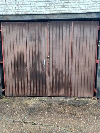 In de Geldhofstraat 116 bevindt zich deze praktisch gelegen garage/opslagplaats, ideaal voor wie op zoek is naar extra bergruimte of een...