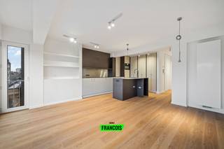 Gelegen aan het pittoreske Prinses Clementinaplein, treffen we dit twee slaapkamerappartement aan. U bevindt zich hier in een uiterst gezellige groene zone, die strategisch gelegen is tussen het centrum en het strand. Via de prachtige Koninginnelaan bereikt u het strand, het Maria Hendrikapark, maar evenzeer al de nodige winkels, de tennis &amp; padelclub, enzovoort.<br /><br />Het appartement werd recent volledig gerenoveerd met oog voor detail. Zo werd elke ruimte optimaal benut en is er met hoogwaardige materialen gewerkt. <br /><br />De ruime leefruimte geniet een fraai uitzicht over het omliggende groen. Er is plaats voor een eet-en leefhoek, met aansluitend de open keuken. Hier heeft u moderne apparatuur alsook een prachtig kookeiland. De stijlvolle maatkasten zorgen voor de finishing touch. <br /><br />Achterin zijn er twee volwaardige slaapkamers alsook de badkamer. Hier heeft u een lavabo, grote inloopdouche en handige handdoekradiator. <br /><br />Bent u op zoek naar een prachtig afgewerkt appartement middenin een groene omgeving op een boogscheut van het centrum en het strand? Aarzel dan niet en neem contact op voor meer info of een afspraak! <br /><br />