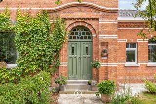 Achter de statige gevel van deze karaktervolle interbellumvilla ontvouwt zich een ruime gezinswoning waar authenticiteit en hedendaags wooncomfort harmonieus samengaan. Gelegen in het centrum van Oostrozebeke, op wandelafstand van winkels, scholen en dagelijkse voorzieningen, vindt u hier een uitzonderlijke woonomgeving waar ruimte, karakter en comfort centraal staan.<br /><br />De indrukwekkende inkomhal vormt een stijlvolle introductie tot de woning. De lichtrijke leefruimte met eetplaats ademt warmte en gezelligheid en vormt het natuurlijke middelpunt van het huis. Aansluitend bevindt zich de keuken, die in directe verbinding staat met de tuin. Een bijzondere meerwaarde is de polyvalente ruimte met afzonderlijke toegang, ideaal als praktijk, kantoor aan huis of creatieve werkplek.<br /><br />Op de verdieping bevinden zich drie volwaardige slaapkamers en een ruime badkamer. De zolderverdieping biedt bovendien nog tal van mogelijkheden voor wie extra woonruimte wenst te creëren.<br /><br />Ook buiten werd ingezet op comfort en ontspanning. Het overdekte terras kijkt uit over het zwembad en de verzorgde, onderhoudsvriendelijke tuin. De carport, het tuinhuis met zolder en de buitendouche maken het geheel compleet.<br /><br />Een eigendom met een uitgesproken karakter, een rijke geschiedenis en tal van mogelijkheden.