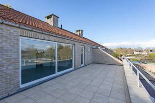 Lichte, energiezuinige penthouse (2 slpk) met groot terras (ca. 40m²) op het zuiden terras. Grote, praktische bergzolder. EPC 216Zeer centraal...