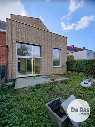 AALST - Nieuwbouwwoning met mooie architectuur op zeer centrale locatie.<br /><br />Deze woning getuigt van een mooi staaltje architectuur zowel aan de binnen- als aan de buitenkant. Het open karakter aan de binnenkant, de grote raampartijen met kleuraccenten, de verdeling in niveaus, alsook het punctueel metselwerk aan de buitenkant maken van deze eigendom een unieke woonbeleving.<br />De woning beschikt over heel wat praktische ruimtes. Op het gelijkvloers biedt deze eigendom een mooie inkomhall, gastentoilet, mooie open woonkamer met zicht op de tuin, een open keuken met mogelijkheid tot keukeneiland en een tussenverdieping die kan dienst doen als kantoorruimte, leeshoek of speelhoek. Tevens is er nog een inpandige garage, een praktische berging (tussen garage en keuken) een terras en een tuinzone.<br />De bovenverdieping omvat een nachthall, 3 ruime slaapkamers, een apart toilet, een praktische badkamer met ligbad en inloopdouche en een ruim zonneterras.<br />Vooraan de woning is er parkeerfaciliteit voor een extra wagen en een mooie groenpartij kan nog worden voorzien.<br /><br />Deze woning is voorzien van vloerverwarming over het volledige woonoppervlak en voldoet aan alle hedendaagse normen van energiewetgeving.<br />Aankoop onder gesplitst stelsel registratie - btw. Prijs voor casco-afwerking.<br />Mogelijkheid om de woning volledig verder te laten afwerken.<br /><br />Bent U op zoek naar een gloednieuwe gezinswoning met een toffe indeling, dit op één van de belangrijkste verbindingswegen naar de stad (slechts 5 min) en de autosnelweg (2 km), dan is deze eigendom zeker niet te missen.<br />Maak vandaag nog uw afspraak voor plaatsbezoek!<br />E-peil 28.