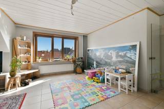 Dit uitstekend onderhouden appartement is gelegen in het centrum van Oudenburg, vlakbij de winkels en het openbaar vervoer. Het appartement bestaat uit een ruime inkom met vestiaire, apart toilet met lavabo, ruime en gezellige living met een open ingerichte keuken en bijhorende berging, een ruime slaapkamer en 2 kleinere kamers, badkamer met douche en ligbad. Daarnaast is er nog een aparte berging aanwezig binnen het appartement. Lift aanwezig! Zuid-gericht terras achteraan. Maandelijkse huurprijs: €800 + €60 Algemene kosten. Beschikbaar in overleg - EPC: 143 kWh/m² (Ref: OU29152)