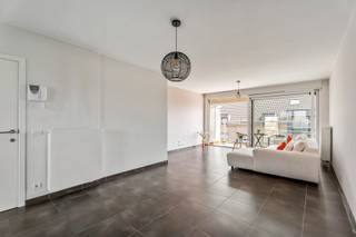 Deze residentie is gelegen vlakbij het hart van de bruisende stad Tielt. Het appartement bevindt zich binnen de ring, nabij het centrum, verschillende kleinhandel, scholen, sportgelegenheden en horeca liggen op enkele ogenblikken van dit eigendom verwijderd. Denk maar aan de donderdagmarkt  en de boerenmarkt op zaterdag die zich beide op wandelafstand bevinden. <br /><br />Het appartement beschikt over een gemeenschappelijke lift, een inkomhal met gastentoilet, een ruime leefruimte met grote ramen die een overvloed aan natuurlijk licht binnenlaten, een geïnstalleerde open keuken, twee slaapkamers, een badkamer, een berging met diverse aansluitingen voor het plaatsen van een wasmachine en/of droogkast en een zuidgericht overdekt terras.<br /><br />Verder biedt dit instapklaar appartement een praktische indeling met voldoende ruimte en comfort met een extra gerieflijke berging op -1 en een autostaanplaats.<br /><br /><strong>Goed om weten:</strong><br />Basishuurprijs: €800,-/maand<br />Provisie: €80,-/maand<br />Vrij vanaf december 2025<br /><br /><strong>Ook wild geworden van deze thuis? <br />Twijfel niet langer en leg vandaag nog uw bezoek vast! </strong>