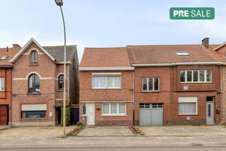Dit huis kent volgende indeling:- Inkomhal met toegang tot de kelder.- Leefruimte ingedeeld in eet- en zithoek.- Reeds gerenoveerde keuken met...