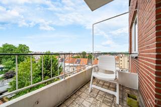 🏢 TE KOOP – Appartement met 2 slaapkamers op de 5e verdieping📍 Avenue de l'Exposition Universelle 21 – Residentie “AURORE” <br /><br />We Invest biedt u dit mooie appartement van ca. 85 m² aan, gelegen op de 5e verdieping van een goed onderhouden en beveiligd appartementencomplex, in het hart van Ganshoren. De Avenue de l'Exposition Universelle is ideaal gelegen en biedt een praktische en aangename leefomgeving in de buurt van alle voorzieningen (winkels, openbaar vervoer en groene zones). Het appartement is als volgt ingedeeld: een inkomhal, een ruime woonkamer, een aparte keuken, twee slaapkamers waarvan één met toegang tot het terras, een badkamer en een apart toilet. De woning is in goede staat en functioneel. <br /><br />🔋 EPC: E.<br />⚡ Elektriciteit: installatie moet worden gecontroleerd.<br />🧱 Eigen kelder inbegrepen.<br />📌 De koper kan ook profiteren van de korting op de registratierechten in Brussel (op voorwaarde dat aan de vereiste voorwaarden wordt voldaan). <br /><br />📞 Neem voor meer informatie of om een bezichtiging te regelen onmiddellijk contact met ons op via 02 315 77 22 of per e-mail op maxime.l@weinvest.be